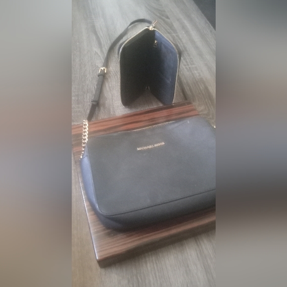 Michael kors purse all black with gold rings and you can add the wallet to - Picture 2 of 4